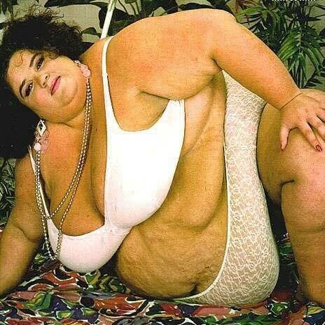 Толстая женщина с бусами