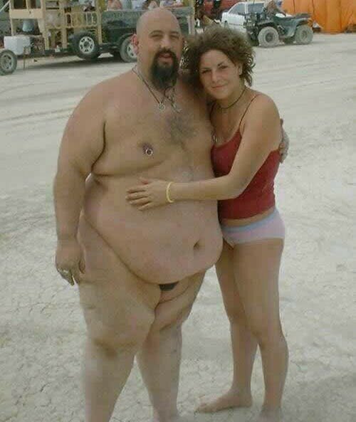 Толстый мужик с девушкой